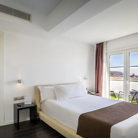 Otel Occidental Cruz Contemporaneo